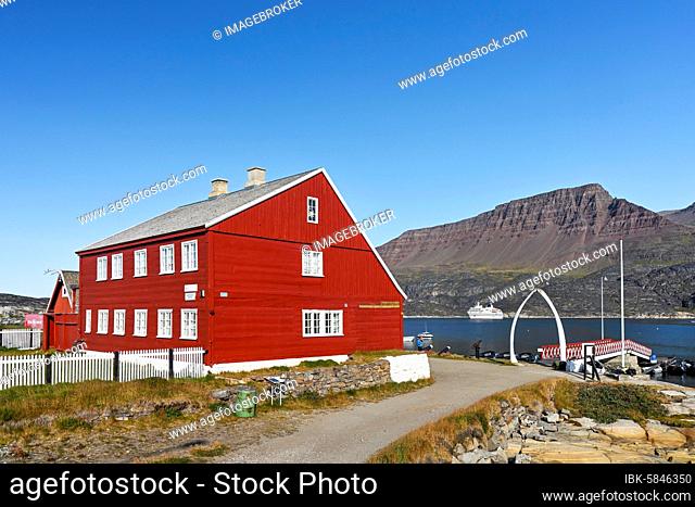 Museum at the landing stage for boats with jetty and archway made of whale jaw bone, Qeqertarsuaq, disco island, disco bay, Greenland, North America