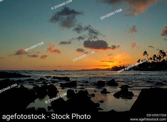 Sonnenuntergang an der Südküste von Kauai, Hawaii, USA. Sun setting over the southern coast of Kauai, Hawaii, USA