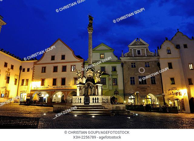 Marian plague column and fountain on the Main Square Namesti Svornosti in the historic centre of Cesky Krumlov, South Bohemia, Czech Republic, Europe