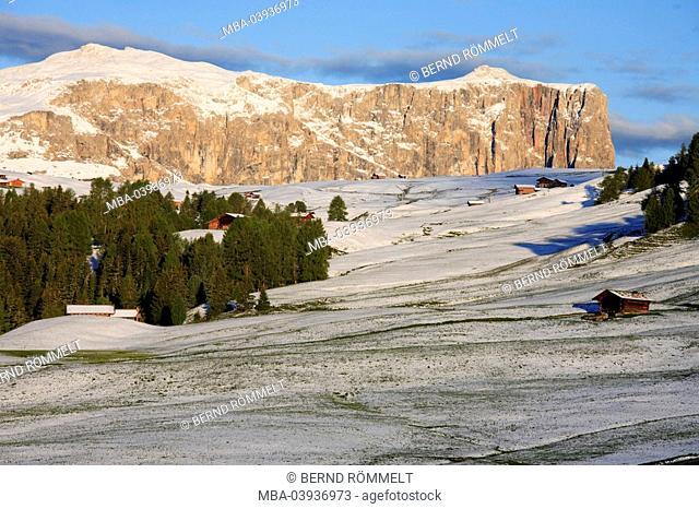 Italy, South-Tyrol, nature reserve schlern, mountain scenery, snow