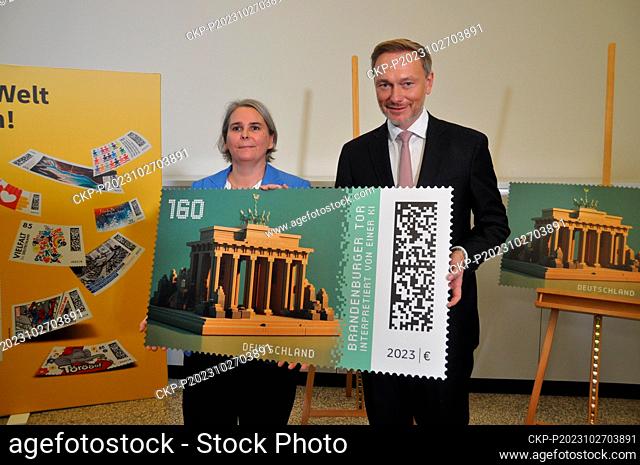 The German post office issues the first crypto stamp, a combination of a real stamp and a digital imprint. The motif is the Brandenburg Gate