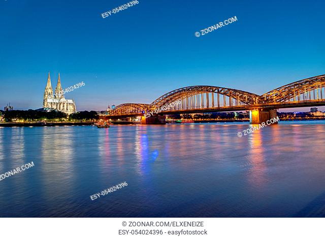 Der Rhein, der Kölner Dom und die Hohenzollernbrücke bei Nacht