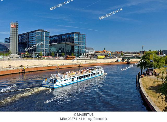 Europe, Germany, Berlin, pleasure boat on the Spree infront of the central station