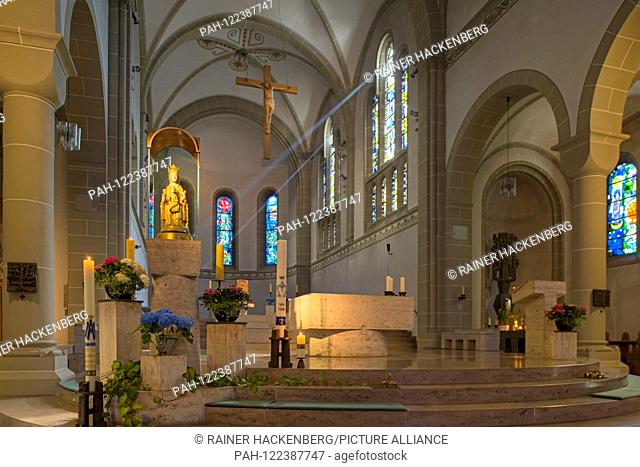 Deutschland, Nordrhein-Westfalen, Werl, Wallfahrtsbasilika Mariae Heimsuchung, Altar, links das Gnadenbild ""Madonna mit Jesuskind""