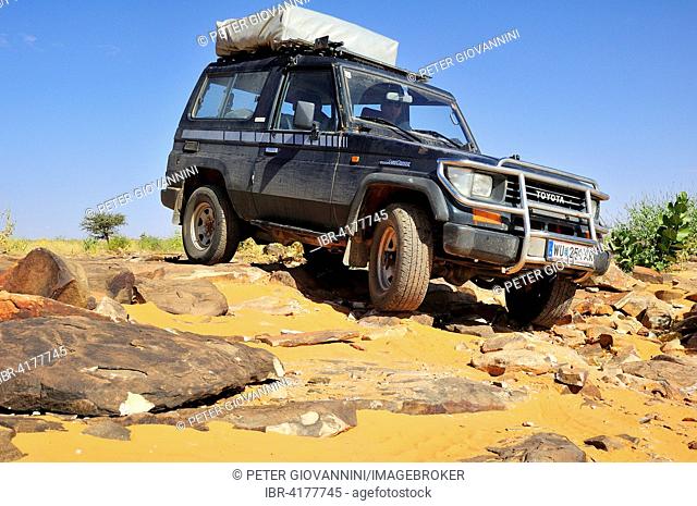 SUV with roof tent on rocky track, route from Atar to Tidjikja, Adrar region, Mauritania