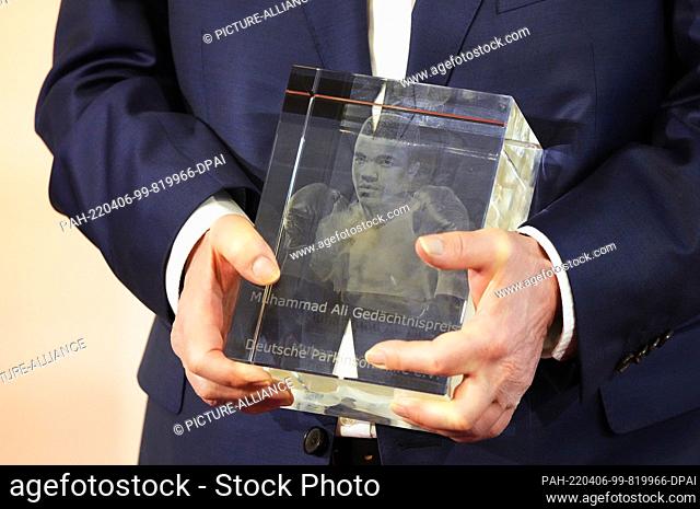 06 April 2022, Brandenburg, Potsdam: Former entertainer Frank Elstner holds the Muhammad Ali Memorial Award presented to him
