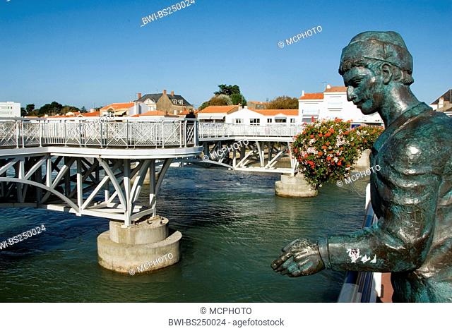 La Vie river with bridge Pont de la Concorde and statue, France, Poitou-Vende, Charente-Maritime, Saint-Gilles-Croix-de-Vie