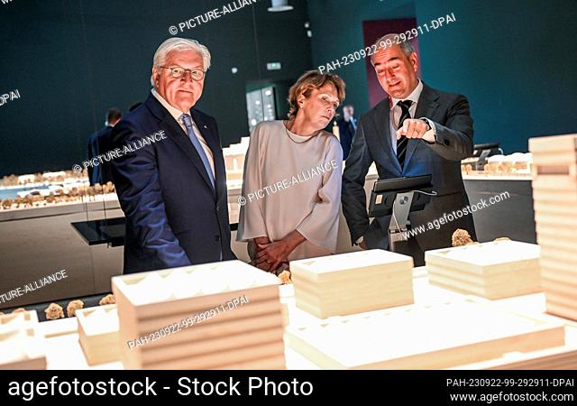 22 September 2023, Italy, Venedig: German President Frank-Walter Steinmeier and his wife Elke Büdenbender will be guided through the pavilions by exhibition...