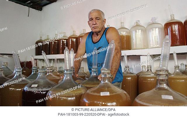 FILED - 25 September 2018, Cuba, La Habana: Orestes Estévez, a colour of vinos artesanales donde emplea preservativos para controlar la fermentación