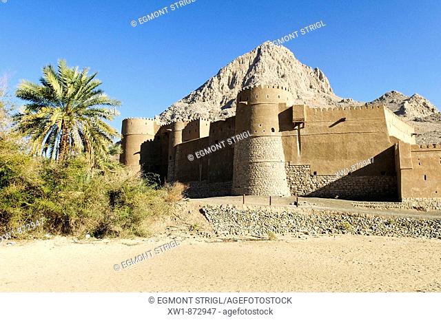 historic adobe fortification Yanqul Fort or Castle, Hajar al Gharbi Mountains, Al Dhahirah region, Sultanate of Oman, Arabia, Middle East