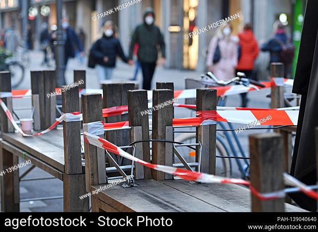 Lockdown will be extended until February 15, 2021. Topic picture: Coronavirus pandemic / consequences for gastronomy Some passers-by