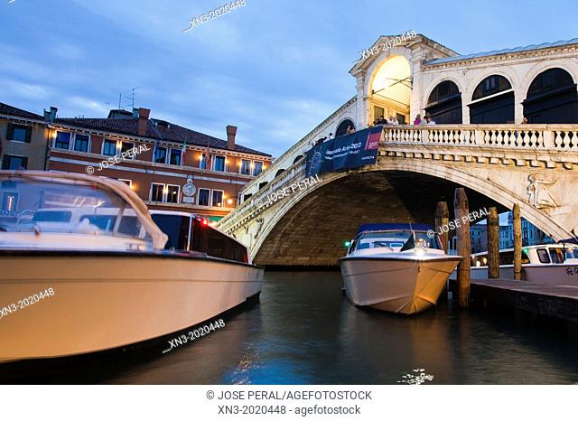 Rialto Bridge, Italian: Ponte di Rialto, one of the four bridges spanning the Grand Canal, sestiere or quarter of San Polo, Venice, Veneto, Italy, Europe