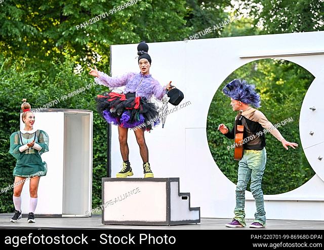 29 June 2022, Brandenburg, Potsdam: Hannah Prasse as Mariane (l-r), Felix Isenbügel as Dorine and Arne Assmann as Valere from Theater Poetenpack perform in a...