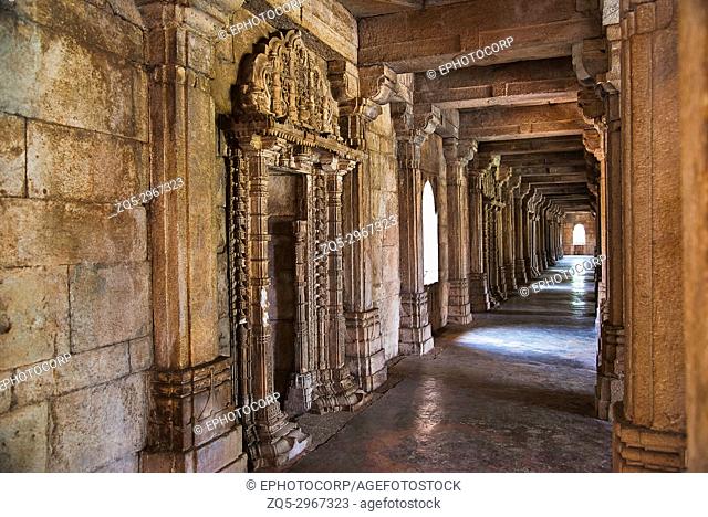 Inner corridor of Sahar ki masjid. UNESCO protected Champaner - Pavagadh Archaeological Park, Gujarat, India
