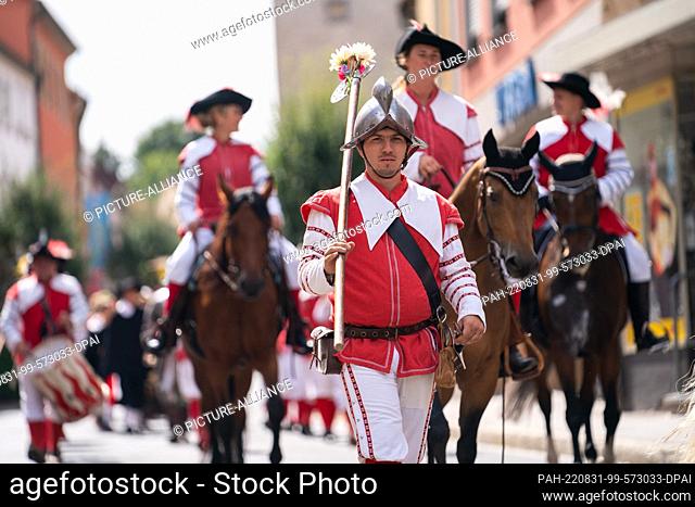 PRODUCTION - 28 August 2022, Bavaria, Münnerstadt: As part of the ""Historisches Heimatspiel"", amateur actors in historical costumes parade through the town...