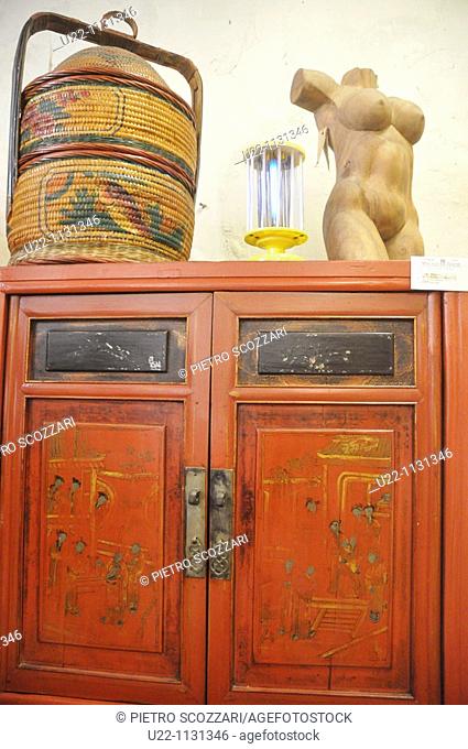 Malacca (Malaysia): antique Chinese furniture sold at Malaqa House antique shop in Chinatown