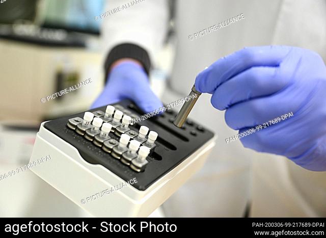 06 March 2020, Baden-Wuerttemberg, Singen am Hohentwiel: An employee of Labor Dr. Blessing fills a box with sample tubes for virus diagnostics (PCR