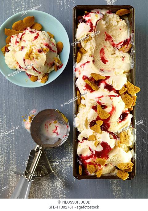Vanilla berry ice cream with cookies