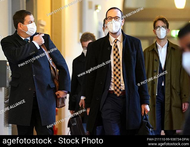 10 November 2021, Hamburg: Co-defendant Christian Wiesmann (2nd from right), Hamburg boss of FKP Scorpio, and his lawyer Matthias Peukert (l) walk to the trial...
