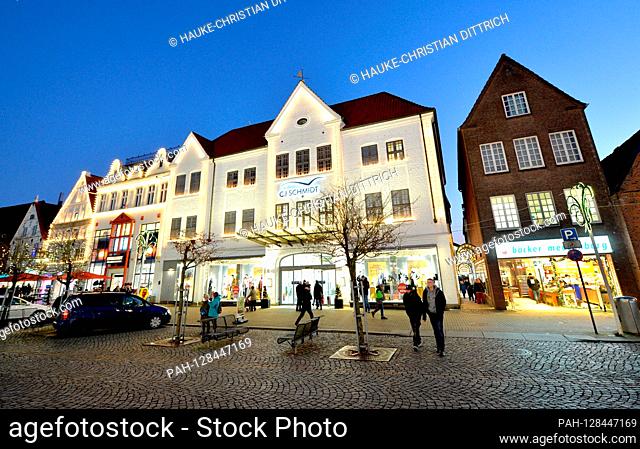 A building with several shops at the citycenter of Husum (Germany), 30 December 2019 | usage worldwide. - Husum/Schleswig-Holstein/Germany