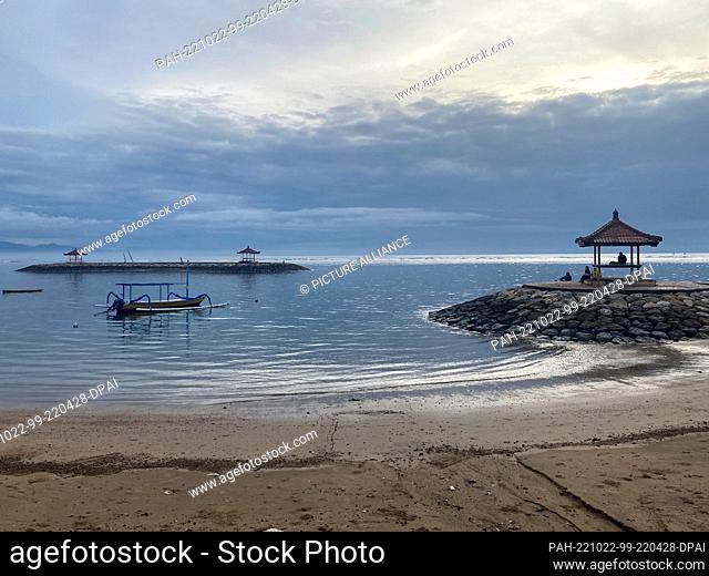 19 October 2022, Indonesia, Sanur: Morning atmosphere on the beach of Sanur. Photo: Carola Frentzen/dpa. - Sanur/Bali/Indonesia