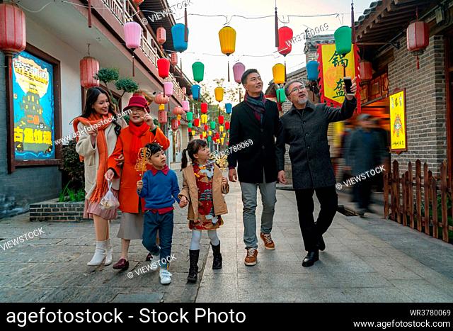 The happiness of the family of six shopping in the hutongs