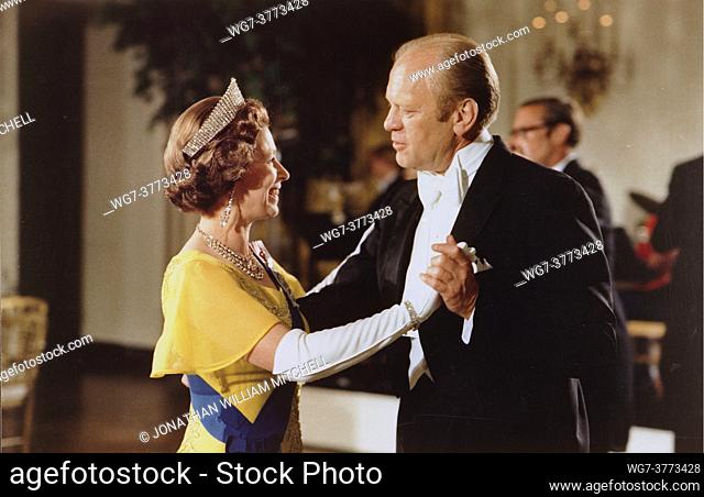 USA Washington DC -- 17 Jul 1976 -- US President Gerald R Ford Queen Elizabeth dance during the state dinner in honor of the Queen and Prince Philip at the...