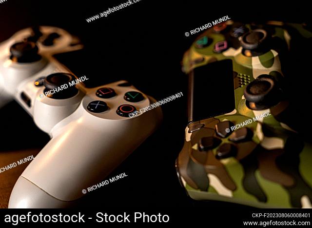 Sony PlayStation 4, also PS4, the game console controller, controllers (CTK Photo/Richard Mundl)