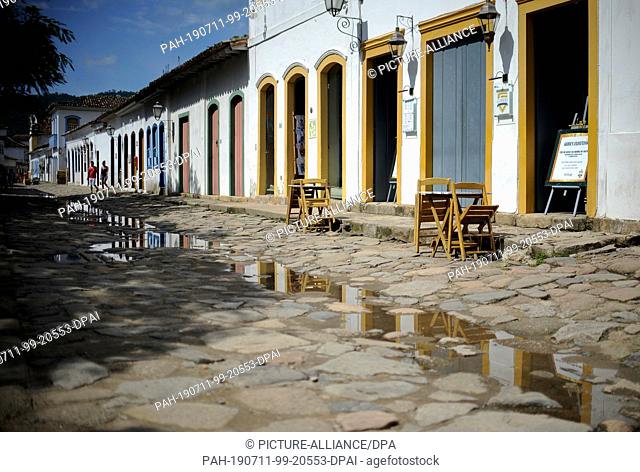 28 January 2018, Brazil, Paraty: Houses are reflected in a puddle in the old town of Paraty after a downpour. Photo: Britta Pedersen/dpa-Zentralbild/ZB