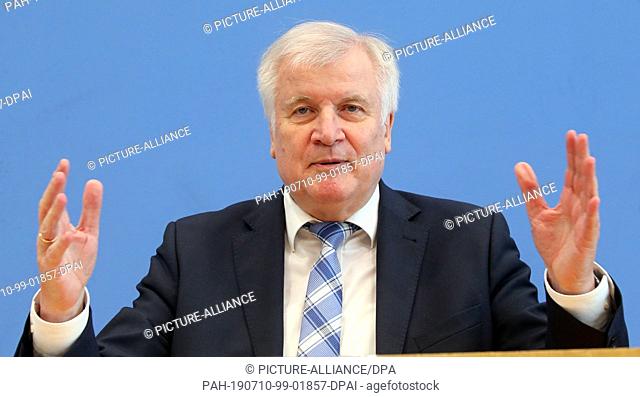 10 July 2019, Berlin: Horst Seehofer (CSU), Federal Minister of the Interior, Building and Home Affairs, presents the results of the commission ""Equivalent...