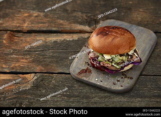 Burger with roasted venison fillet, kohlrabi and pumpernickel crunch