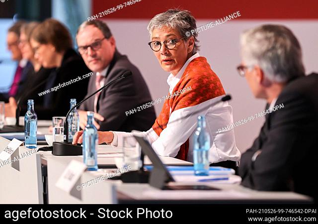 26 May 2021, Saxony, Leipzig: Andreas Knaut (r-l), company spokesman for Leipziger Messe, Karin Schmidt-Friderichs, head of the German Publishers and...