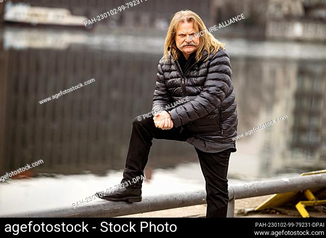 PRODUCTION - 16 December 2022, Berlin: Leslie Mandoki, musician and music producer, stands at the East Side Gallery in Berlin in front of the Spree River