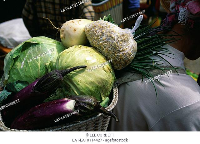 Yunnan markets sell fresh produce brought from the markets and rural areas into the towns. Vegetables such as cabbage, green leaves, aubergines and egg plants