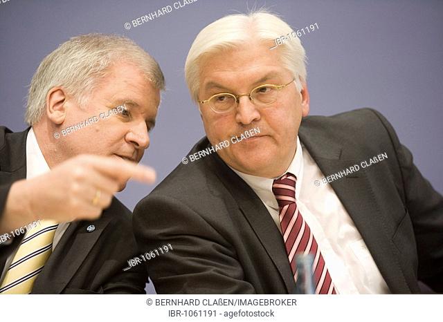 Frank-Walter Steinmeier (r), federal foreign minister, vice chancellor and federal party chairman of the SPD, together with Horst Seehofer (l)