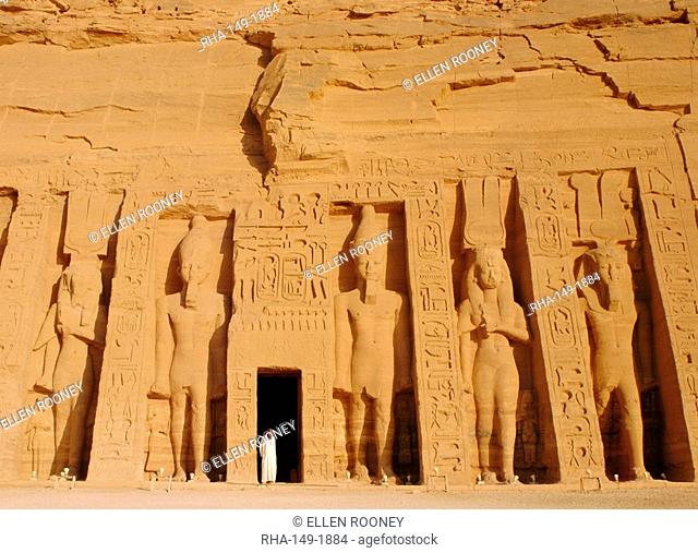 Temple of Hathor, statues of Ramses II and Nefertari, Abu Simbel, Egypt