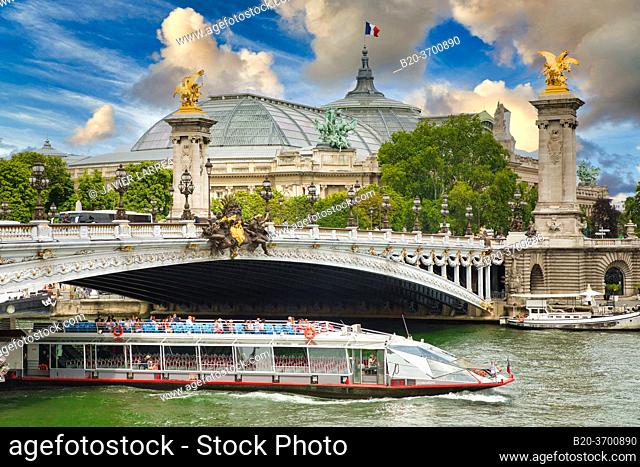Pont Alexandre III, Tourist boat, Sena River, Grand Palais, Paris, France