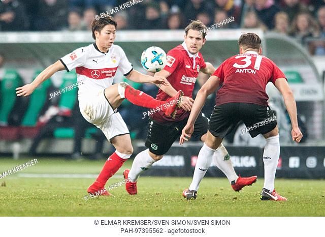 Takuma ASANO (li., S) versus Oliver SORG (mi., H) und Waldemar ANTON (H), Aktion, Kampf um den Ball, Fussball 1. Bundesliga, 13