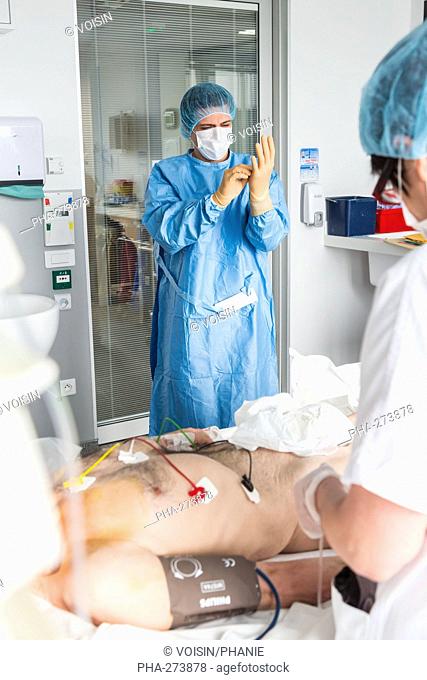 Intern preparing to set a catheter, Intensive care department, Lagny Marne-la-Vallée hospital, France
