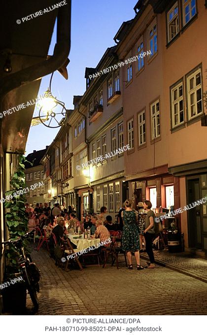 29 June 2018,  Germany, Erfurt: People celebrate on the Kraemerbruecke (lit. Merchants' bridge) in Erfurt in the evening