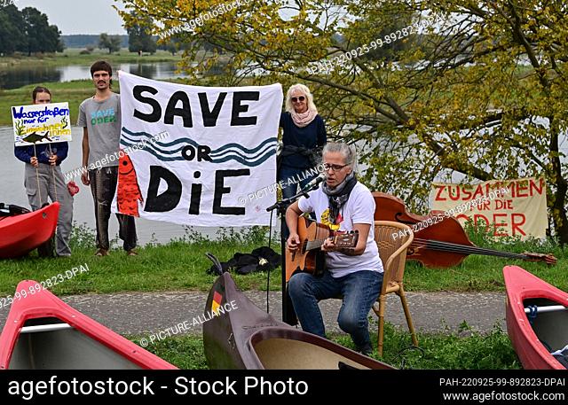 25 September 2022, Brandenburg, Kienitz: At the river Oder at the harbor of Kienitz, people protest against the expansion of the river Oder on the occasion of...