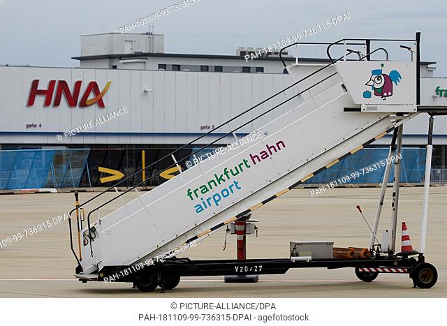 31 October 2018, Rhineland-Palatinate, Hahn: A passenger staircase stands in front of the terminal at Hahn Airport, where the logo of the Chinese operator HNA...