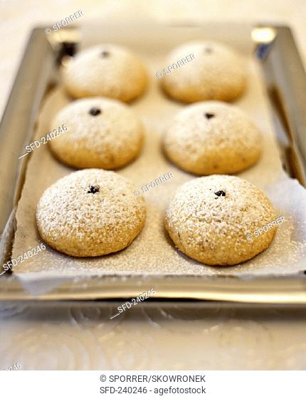 Kourambiedes (Greek Christmas biscuits, 1)