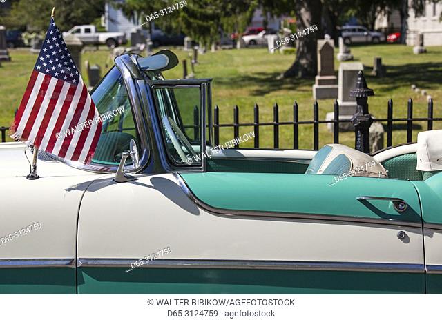USA, New England, Massachusetts, Cape Ann, Manchester by the Sea, Fourth of July, US flags on antique car