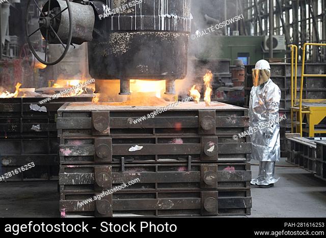 Steel workers at the steel casting, Federal Chancellor Olaf Scholz visits the FWH Stahlguss GmbH, Friedrich Wilhelms-Huette, April 2nd, 2022 Muelheim