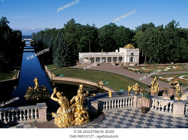 Samson Fountain with the canal that reaches the sea, park of Peterhof Palace, by Bartolomeo Rastrelli (1700-1771), near Saint Petersburg (UNESCO World Heritage...