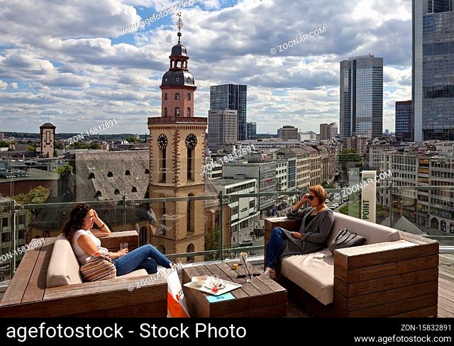 Dachterrasse Galleria Kaufhof mit Blick auf die St.-Katharinen-Kirche und das Bankenviertel mit der Skyline, Frankfurt am Main, Hessen, Deutschland, Europa
