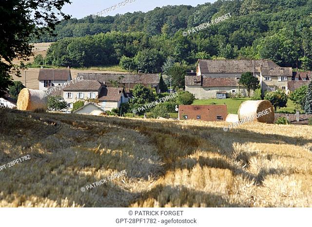 BALES OF STRAW ROUND BALLER, FIELDS AND HOUSES, BONCOURT, EURE-ET-LOIR 28, FRANCE