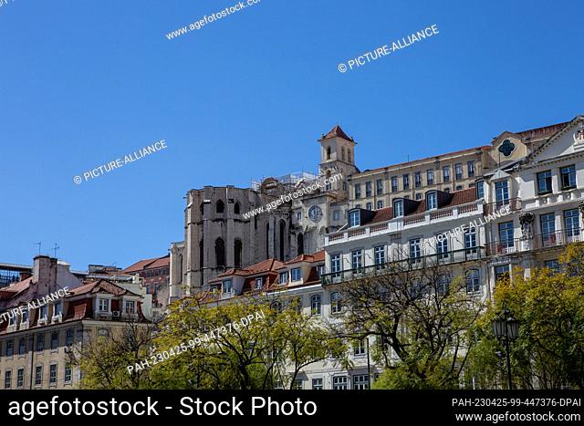 PRODUCTION - 05 April 2023, Portugal, Lissabon: Houses and the rear part of the Carmo Convent Church on ""Praça Dom Pedro IV"", also known as Rossio