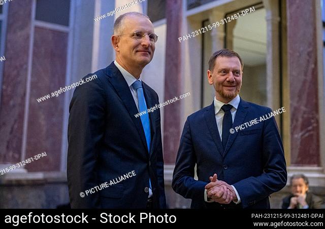 15 December 2023, Berlin: Michael Kretschmer (CDU), Minister President of Saxony, speaks to Holger Wöckel, the designated judge at the Federal Constitutional...